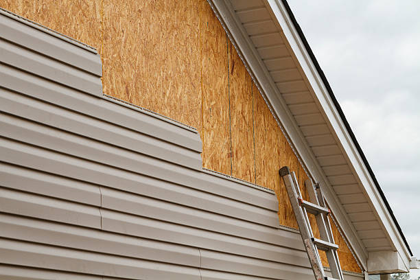 Professional Siding Contractor technician working in Battle Ground, IN